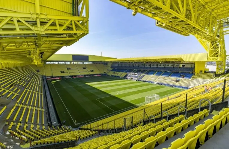 Toàn cảnh sân Estadio de la Ceramica nhìn từ khán đài, sân nhà của Villarreal CF