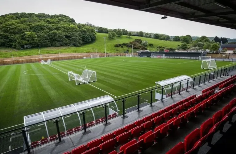 Toàn cảnh sân Flamingo Land Stadium nhìn từ khán đài, nơi diễn ra các trận đấu của Scarborough Athletic.