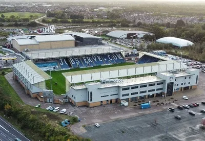 Toàn cảnh sân JobServe Community Stadium từ trên cao, cho thấy kiến trúc hiện đại và vị trí tại Colchester, sân nhà của Colchester United FC.