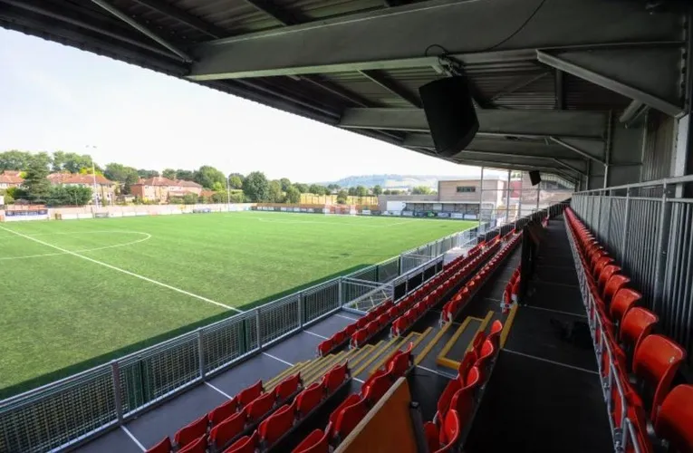 Toàn cảnh sân Meadowbank nhìn từ khán đài của Dorking Wanderers