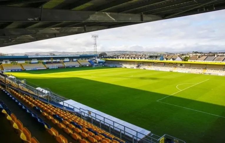 Toàn cảnh sân Plainmoor nhìn từ khán đài, cho thấy tầm nhìn rộng và không khí bóng đá
