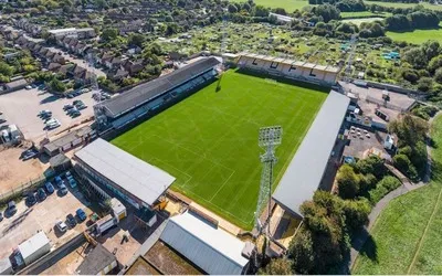 Toàn cảnh sân vận động Abbey của Cambridge United nhìn từ trên cao, cho thấy kiến trúc và khu vực xung quanh.