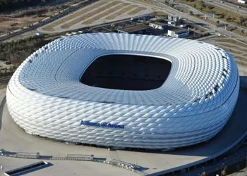 Toàn cảnh sân vận động Allianz Arena ở Munich từ trên cao dưới ánh sáng ban ngày