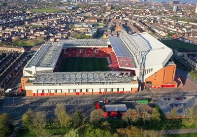 Toàn cảnh sân vận động Anfield huyền thoại của Liverpool nhìn từ trên cao, thể hiện kiến trúc đặc trưng và vị trí trong khu dân cư.