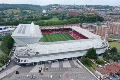 Toàn cảnh sân vận động Ashton Gate từ trên cao, thể hiện quy mô và vị trí địa lý