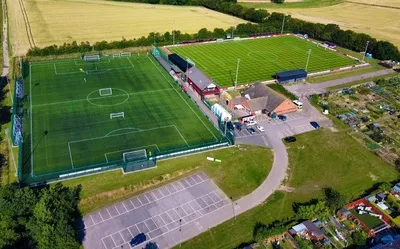 Toàn cảnh sân vận động Bloomfields, ngôi nhà của Needham Market FC