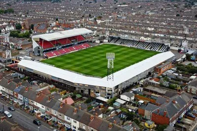 Toàn cảnh sân vận động Blundell Park nhìn từ trên cao, sân nhà của câu lạc bộ Grimsby Town FC.