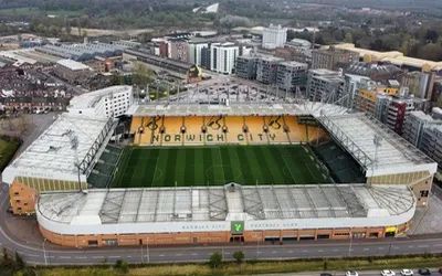 Toàn cảnh sân vận động Carrow Road của Norwich City nhìn từ trên cao, nổi bật với kiến trúc hiện đại và khu vực xung quanh.