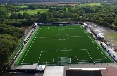 Toàn cảnh sân vận động Dales Lane nhìn từ trên cao, sân nhà của Rushall Olympic FC