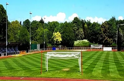 Toàn cảnh sân vận động Hornchurch nhìn từ khán đài, với đường chạy điền kinh và mặt sân cỏ xanh mướt