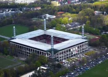 Toàn cảnh sân vận động RheinEnergieStadion, sân nhà của FC Köln