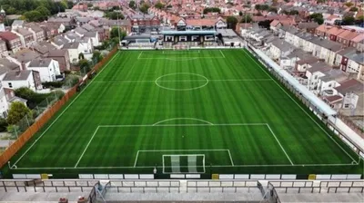 Toàn cảnh sân vận động Rossett Park nhìn từ bên ngoài, biểu tượng của Marine AFC