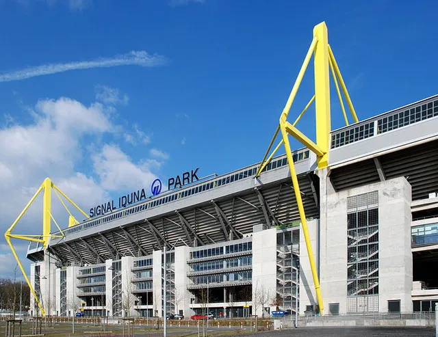 Toàn cảnh sân vận động Signal Iduna Park nhìn từ trên cao.