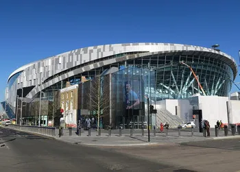 Toàn cảnh Sân vận động Tottenham Hotspur nhìn từ đường lớn