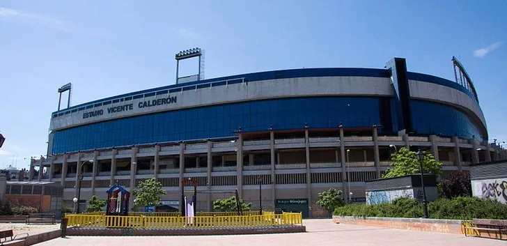 Toàn cảnh sân vận động Vicente Calderón rực sáng dưới ánh đèn.