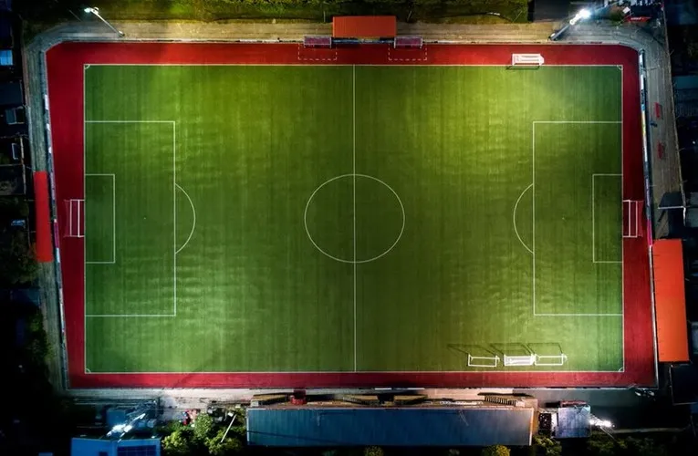 Toàn cảnh sân vận động Woodside Road của Worthing FC nhìn từ trên cao, biểu tượng của bóng đá hạng dưới Anh.