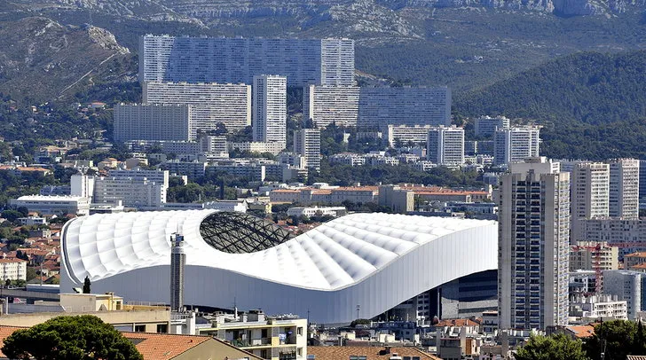 Toàn cảnh sân Vélodrome và thành phố Marseille từ trên không, thể hiện quy mô của sân nhà OM.