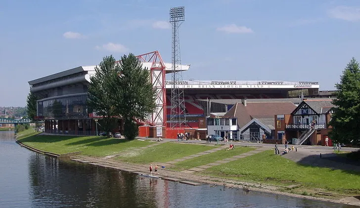 Toàn cảnh The City Ground nổi bật bên bờ sông Trent, vẻ đẹp biểu tượng của Nottingham.