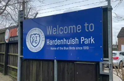 Tổng quan sân Hardenhuish Park với khán đài chính và độ dốc mặt sân