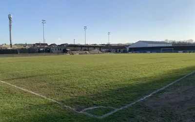 Tổng quan sân The Citadel nhìn từ khán đài, sân nhà Farsley Celtic ở Leeds