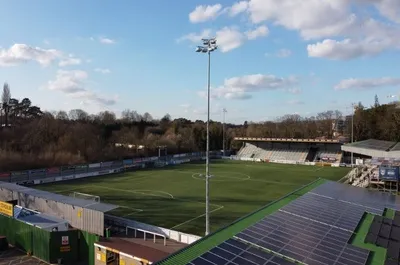 Tổng quan Sân vận động Gallagher, mái nhà của Maidstone United, tại Maidstone, Anh.