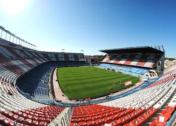 Tổng quan sân vận động Vicente Calderón nhìn từ trên cao, sân nhà cũ của Atlético Madrid.