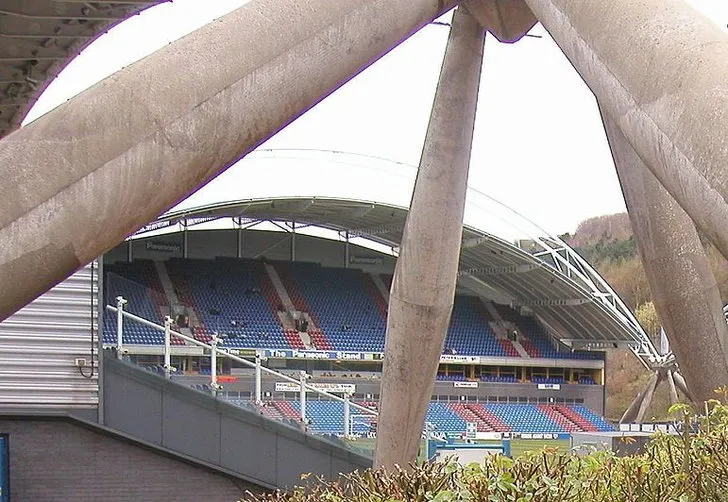 Tổng thể sân John Smith's Stadium, một biểu tượng của Huddersfield