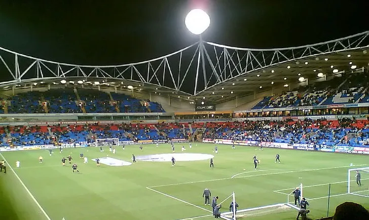 Trận đấu buổi tối tại sân vận động Toughsheet Community (trước đây là Macron Stadium)