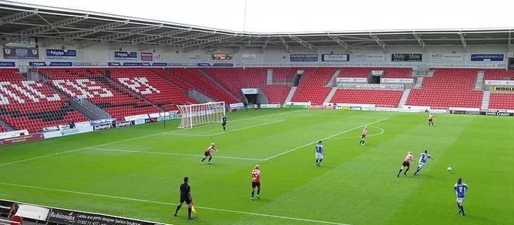 Trận đấu giữa Doncaster Rovers Belles LFC và Birmingham City LFC tại Eco-Power Stadium, thể hiện tính đa năng của sân