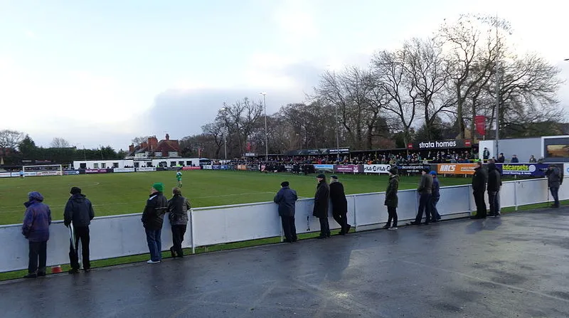 Trận đấu giữa Harrogate Town và Bradford Park Avenue diễn ra tại sân Wetherby Road
