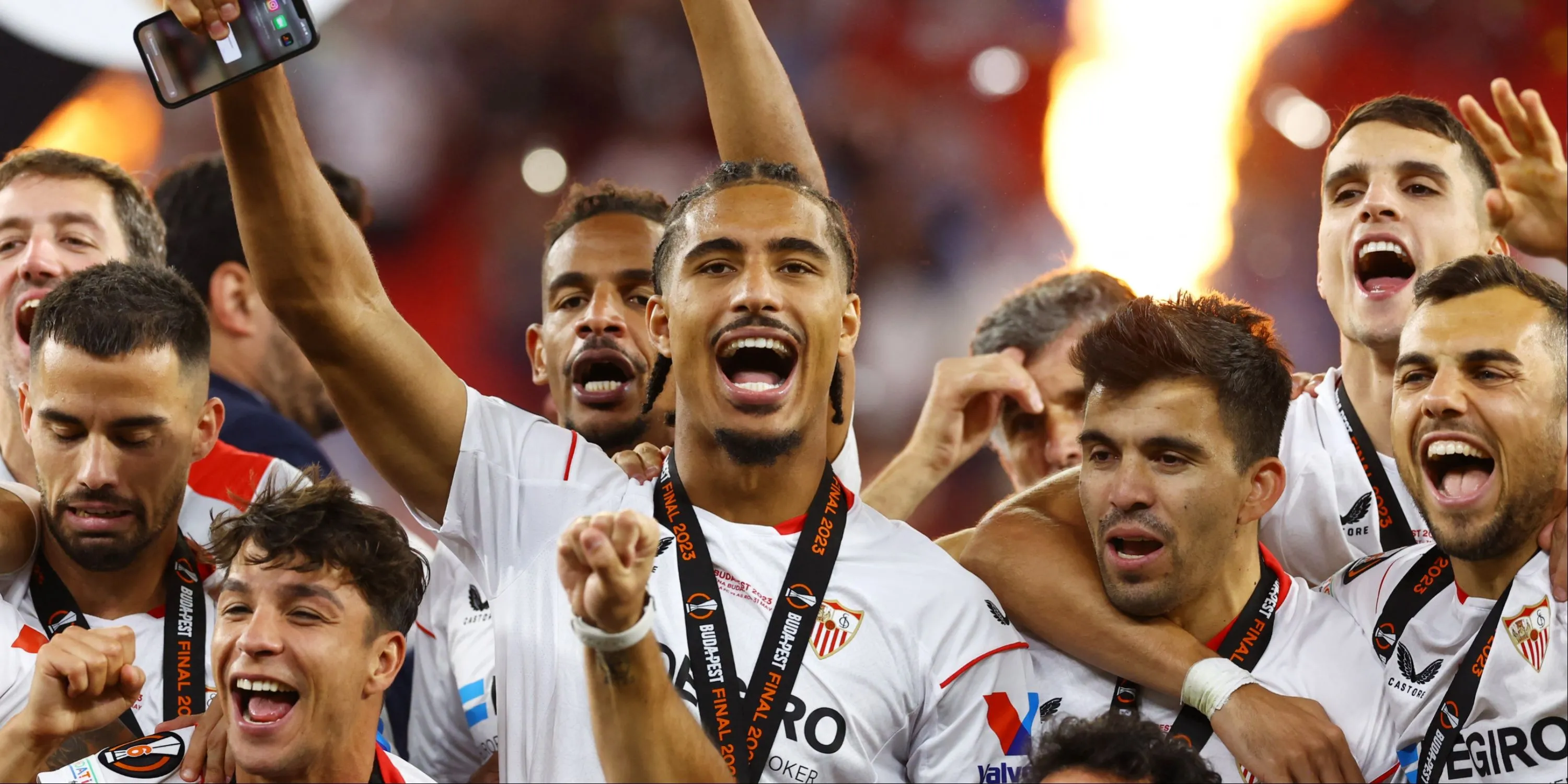 Trung vệ Loic Bade trong màu áo Sevilla thi đấu ở La Liga