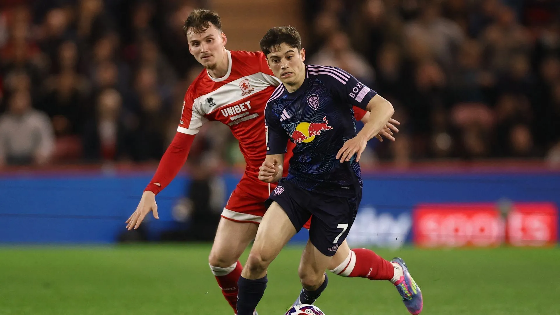 Trung vệ trẻ Rav van den Berg của Middlesbrough đang được nhiều đội Premier League săn đón.