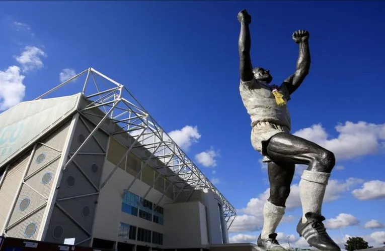 Tượng Billy Bremner, một biểu tượng của Leeds United