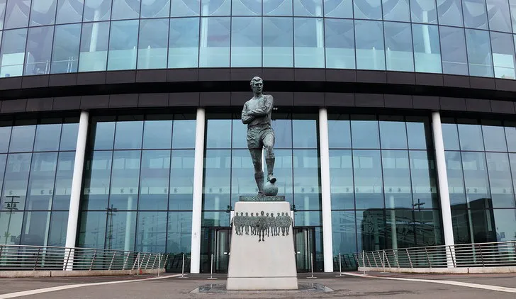 Tượng đài huyền thoại Bobby Moore trước sân Wembley