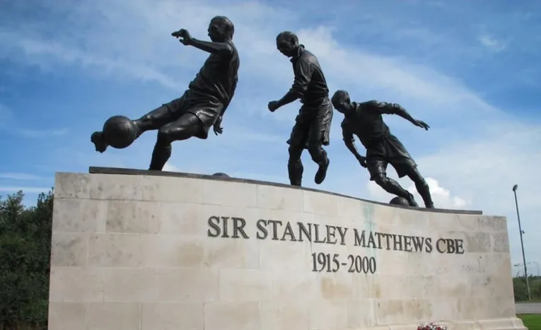 Tượng đài huyền thoại Sir Stanley Matthews bên ngoài sân Bet365 Stadium