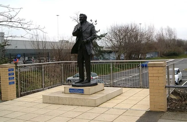 Tượng HLV Don Revie bên ngoài sân Elland Road