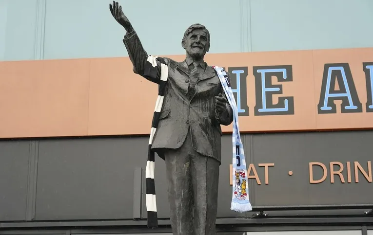 Tượng Jimmy Hill tại sân Coventry Building Society Arena
