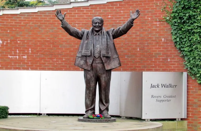 Tượng Sir Jack Walker tại Ewood Park, người đã dẫn dắt Blackburn Rovers đến thành công lịch sử