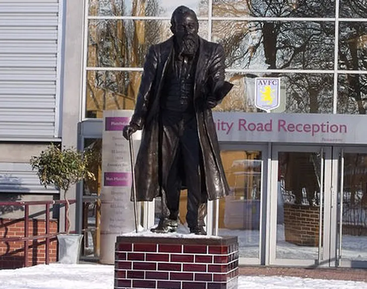 Tượng William McGregor bên ngoài khán đài Trinity Road Stand của Villa Park