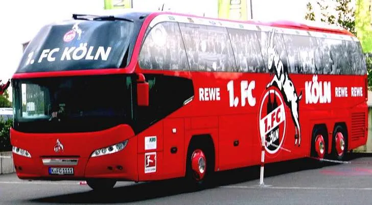 Xe buýt của câu lạc bộ FC Köln với logo và màu sắc đặc trưng