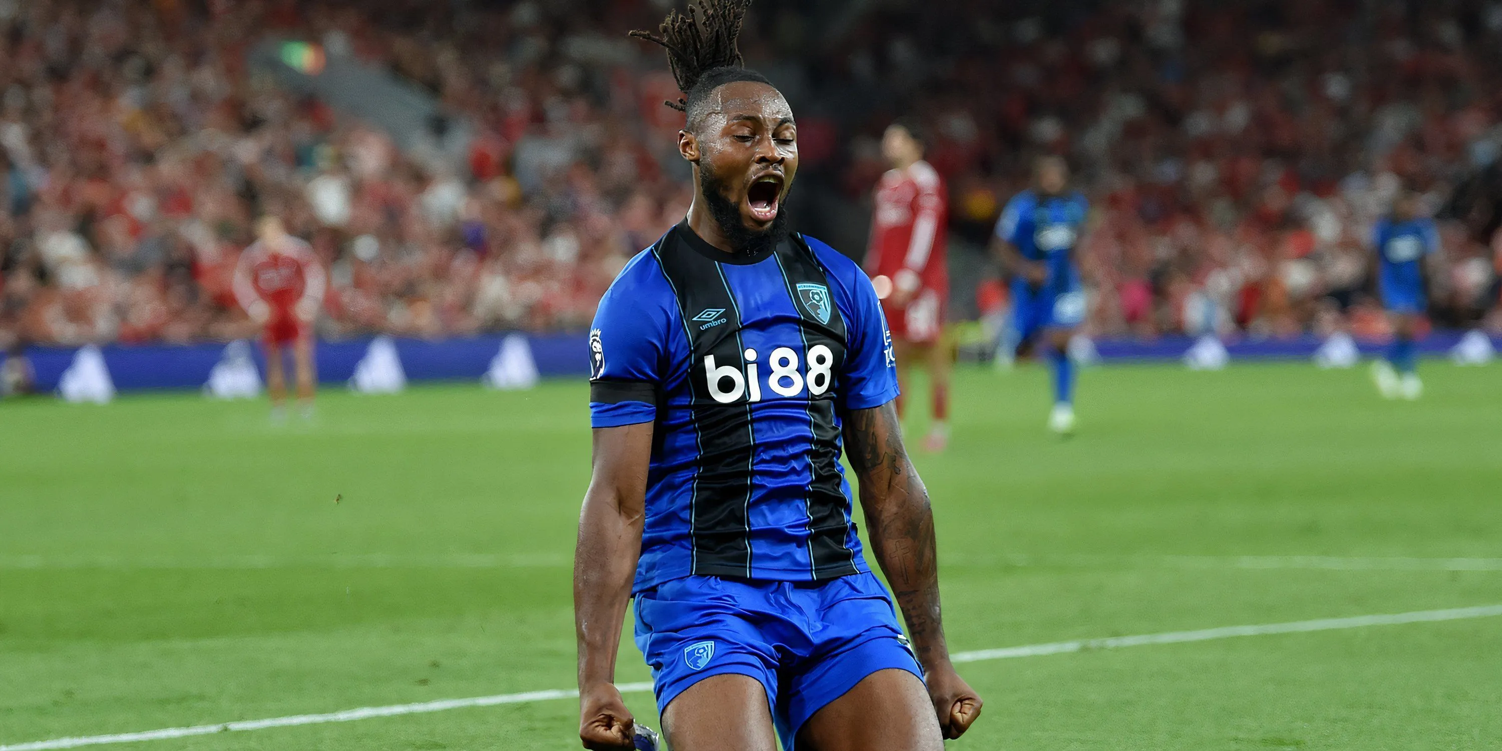 Antoine Semenyo ăn mừng bàn thắng vào lưới Liverpool, cho thấy hàng thủ đội chủ nhà gặp vấn đề.