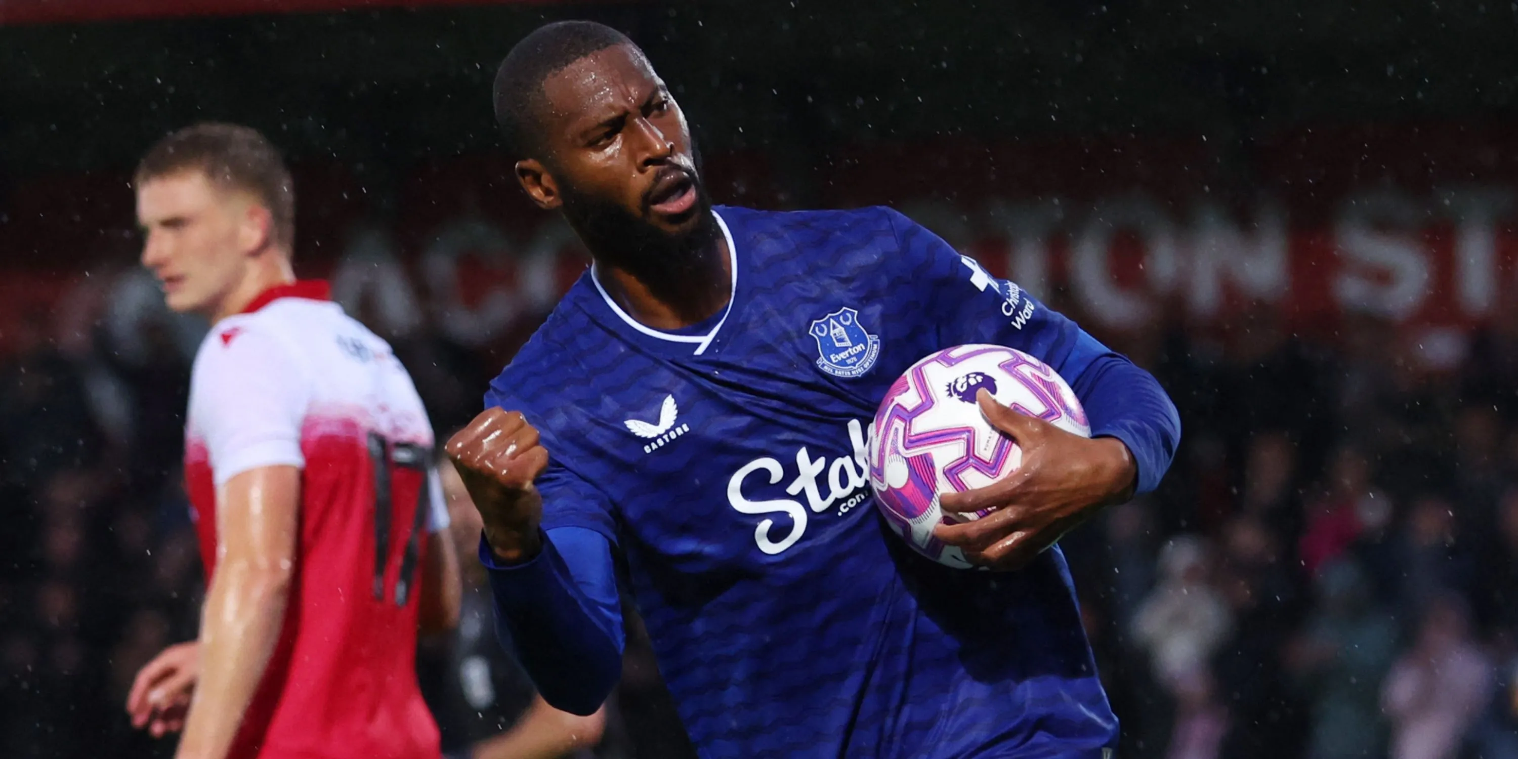 Beto ghi bàn cho Everton