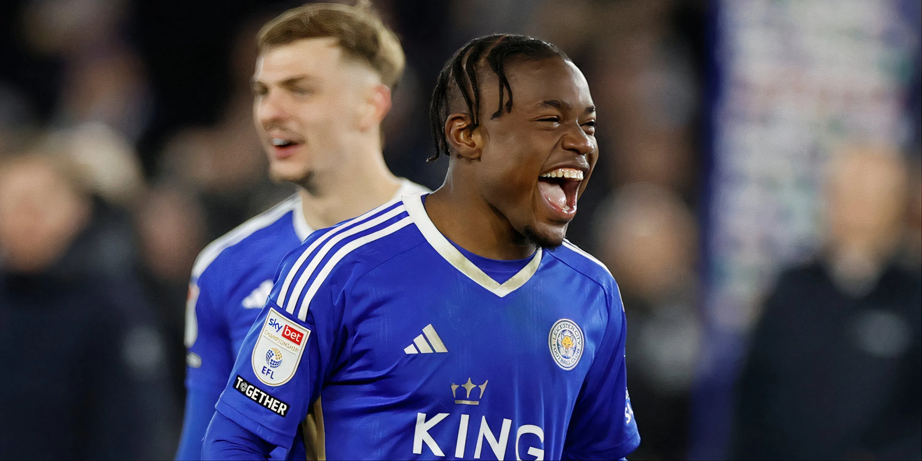 Cầu thủ Abdul Fatawu của Leicester City đang dứt điểm