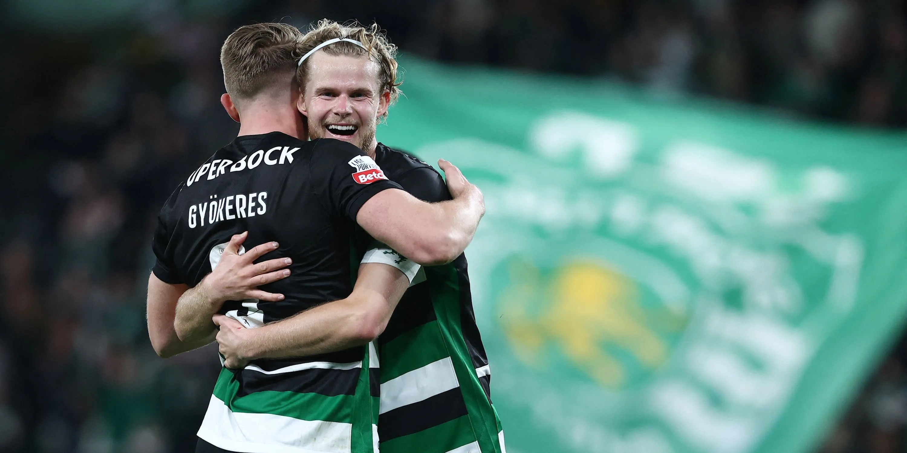 Cầu thủ Sporting CP Viktor Gyokeres ăn mừng bàn thắng thứ hai với Morten Hjulmand của Sporting CP