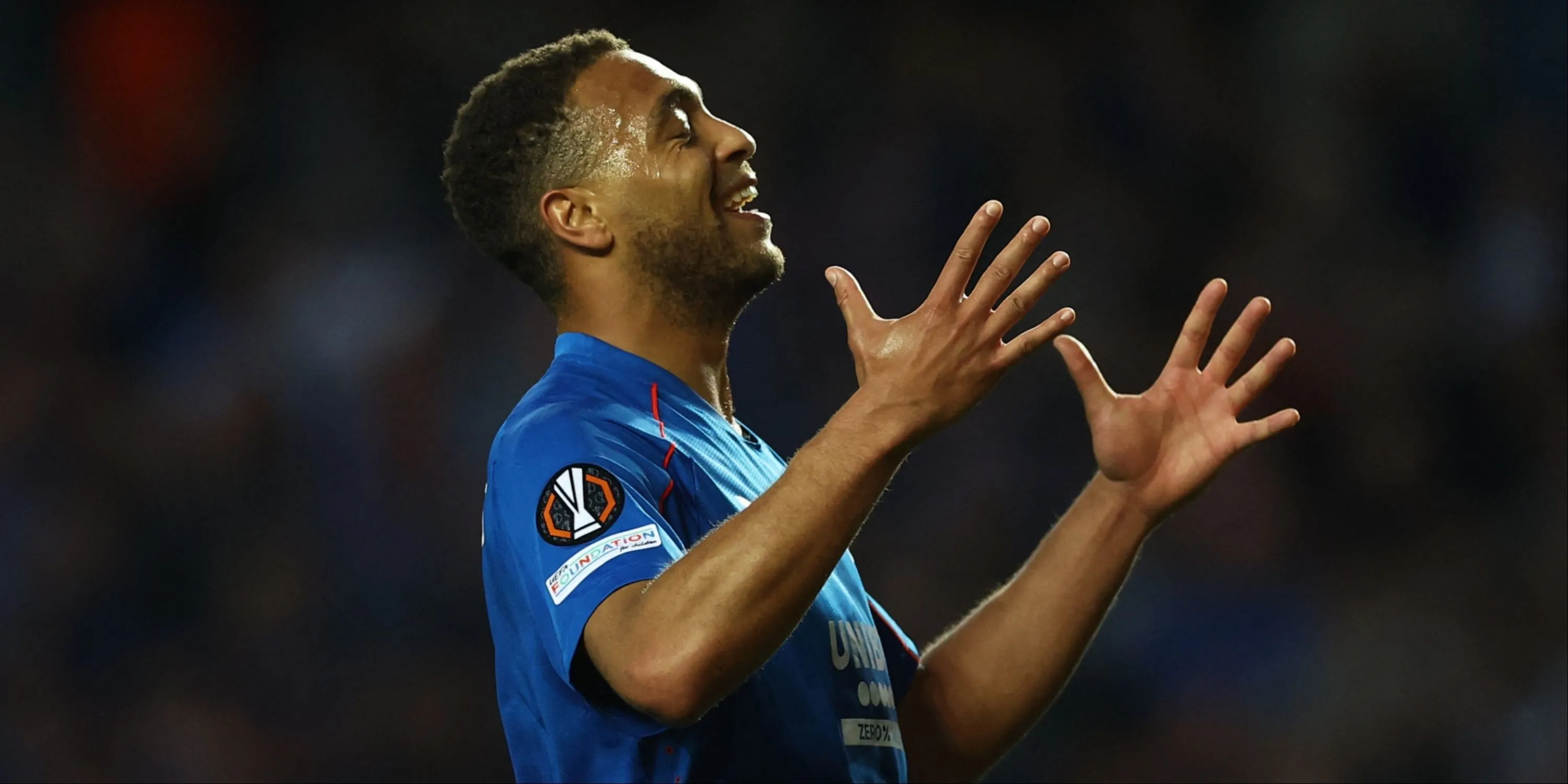 Cyriel Dessers trong một trận đấu căng thẳng của Rangers