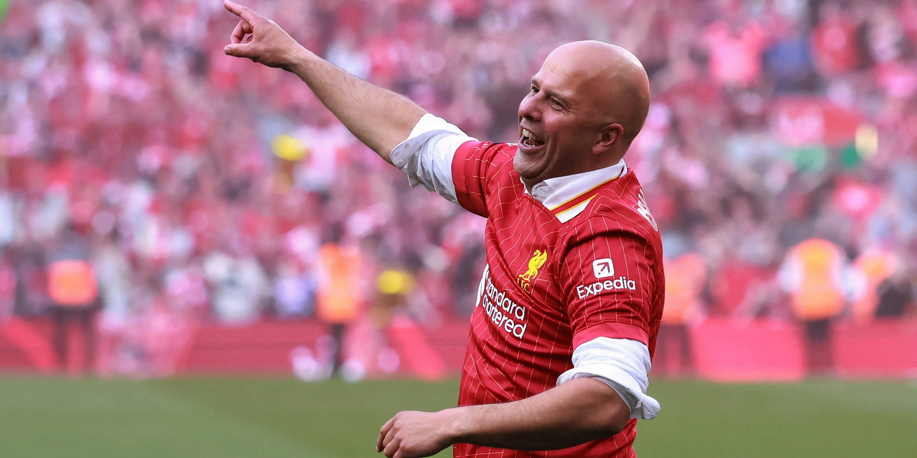 Huấn luyện viên Arne Slot ăn mừng chức vô địch Premier League cùng Liverpool