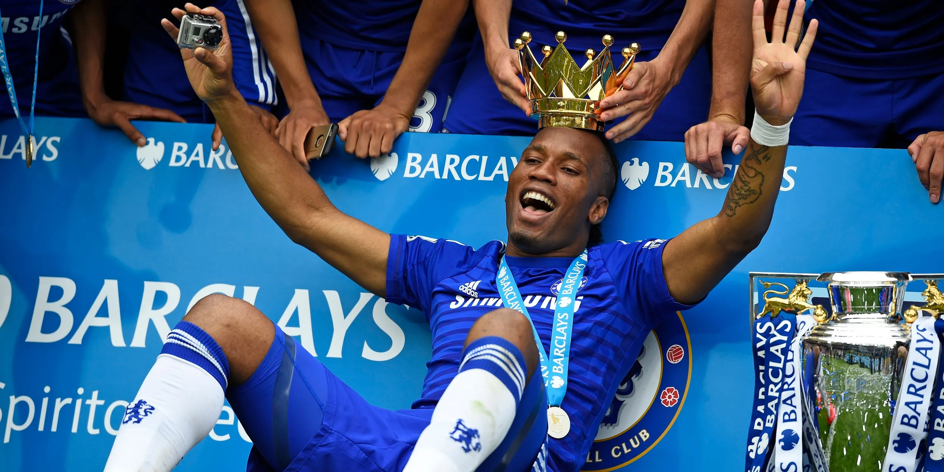 Huyền thoại Didier Drogba nâng cao chức vô địch Premier League với Chelsea.
