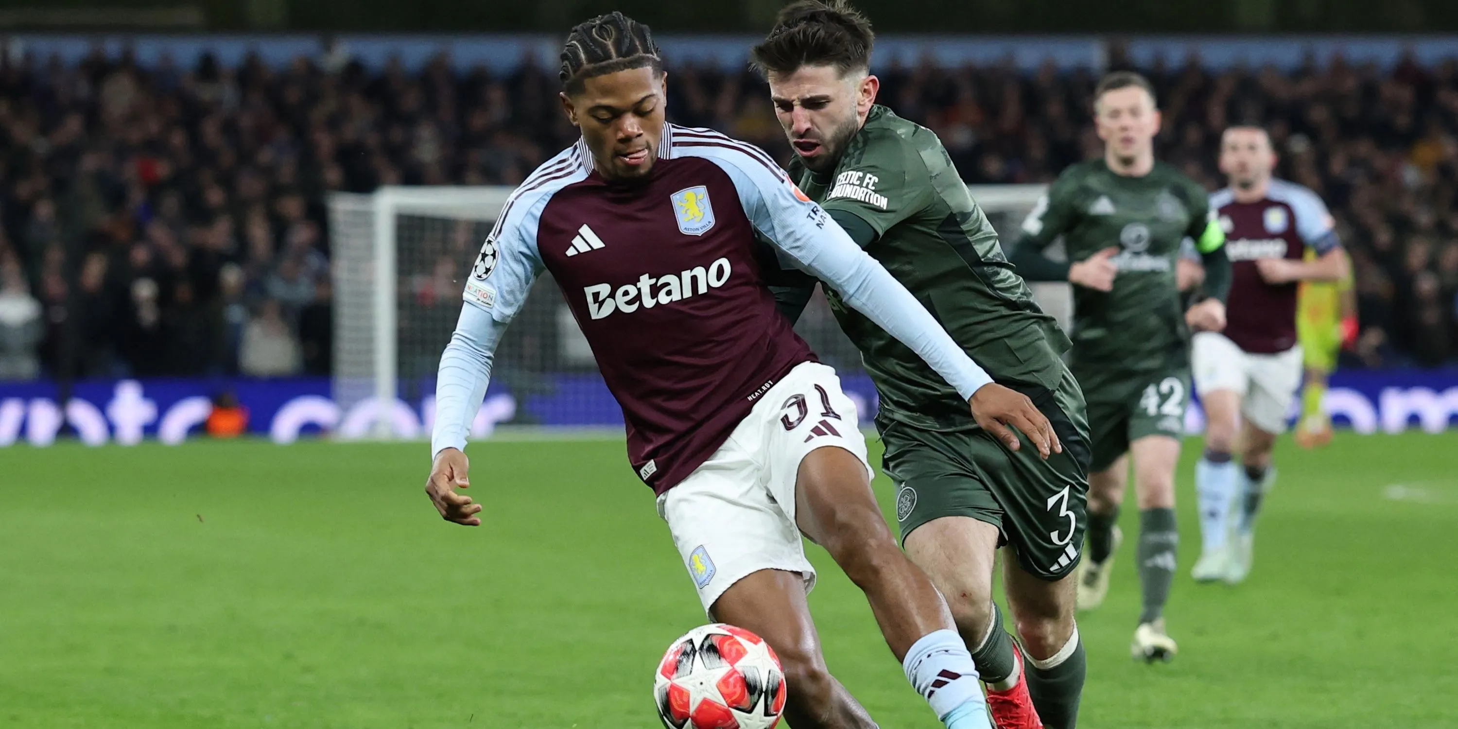 Leon Bailey của Aston Villa trong một pha tranh chấp trên sân.