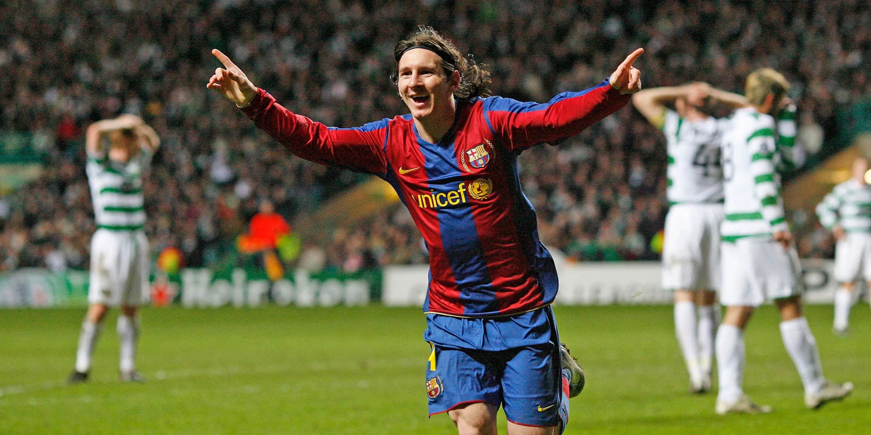 Lionel Messi trong trận đấu với Celtic tại Celtic Park, nơi anh từng đối mặt thủ môn Fraser Forster