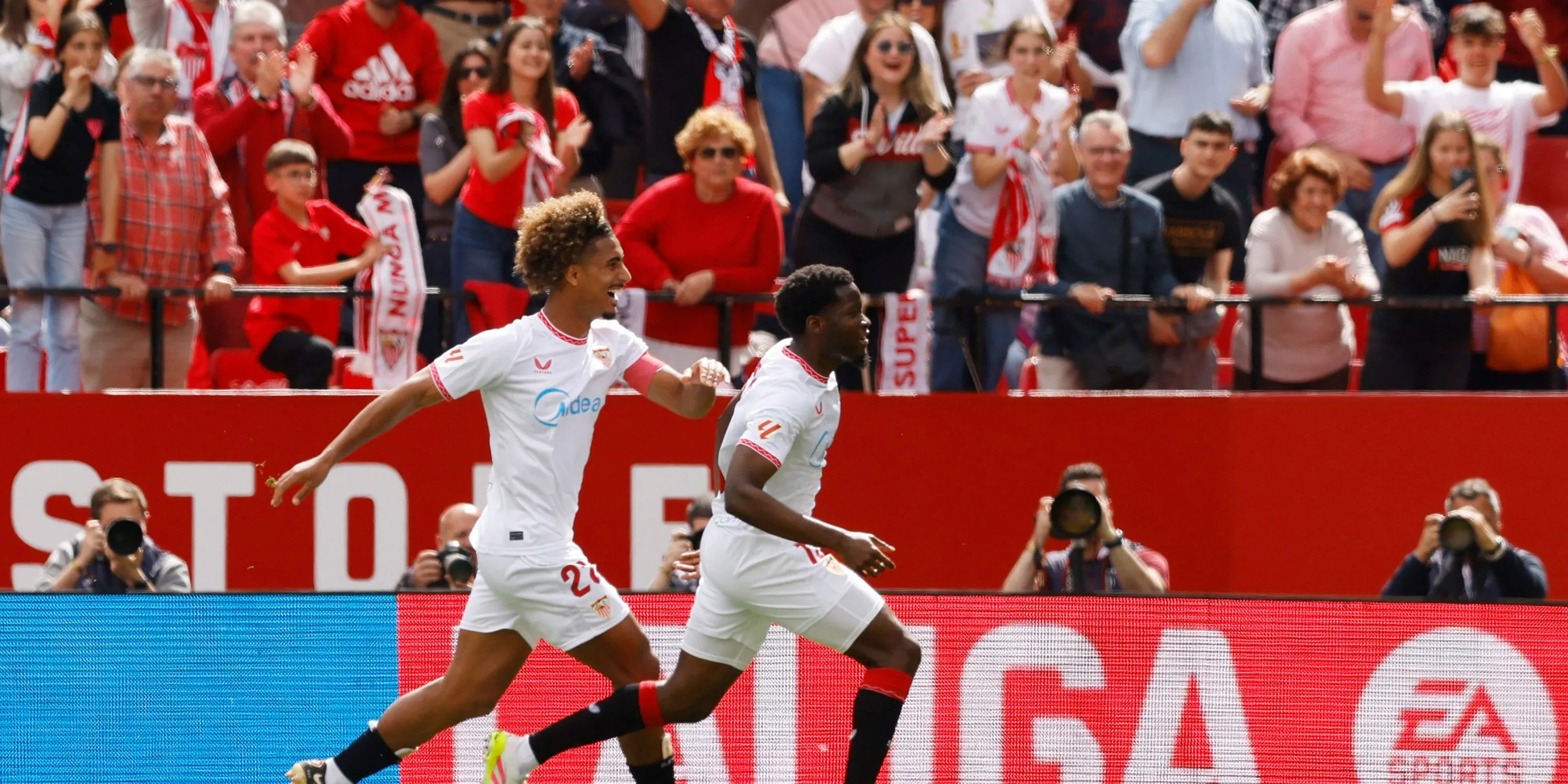Lucien Agoume trong màu áo Sevilla, tiền vệ tiềm năng được Manchester United theo dõi